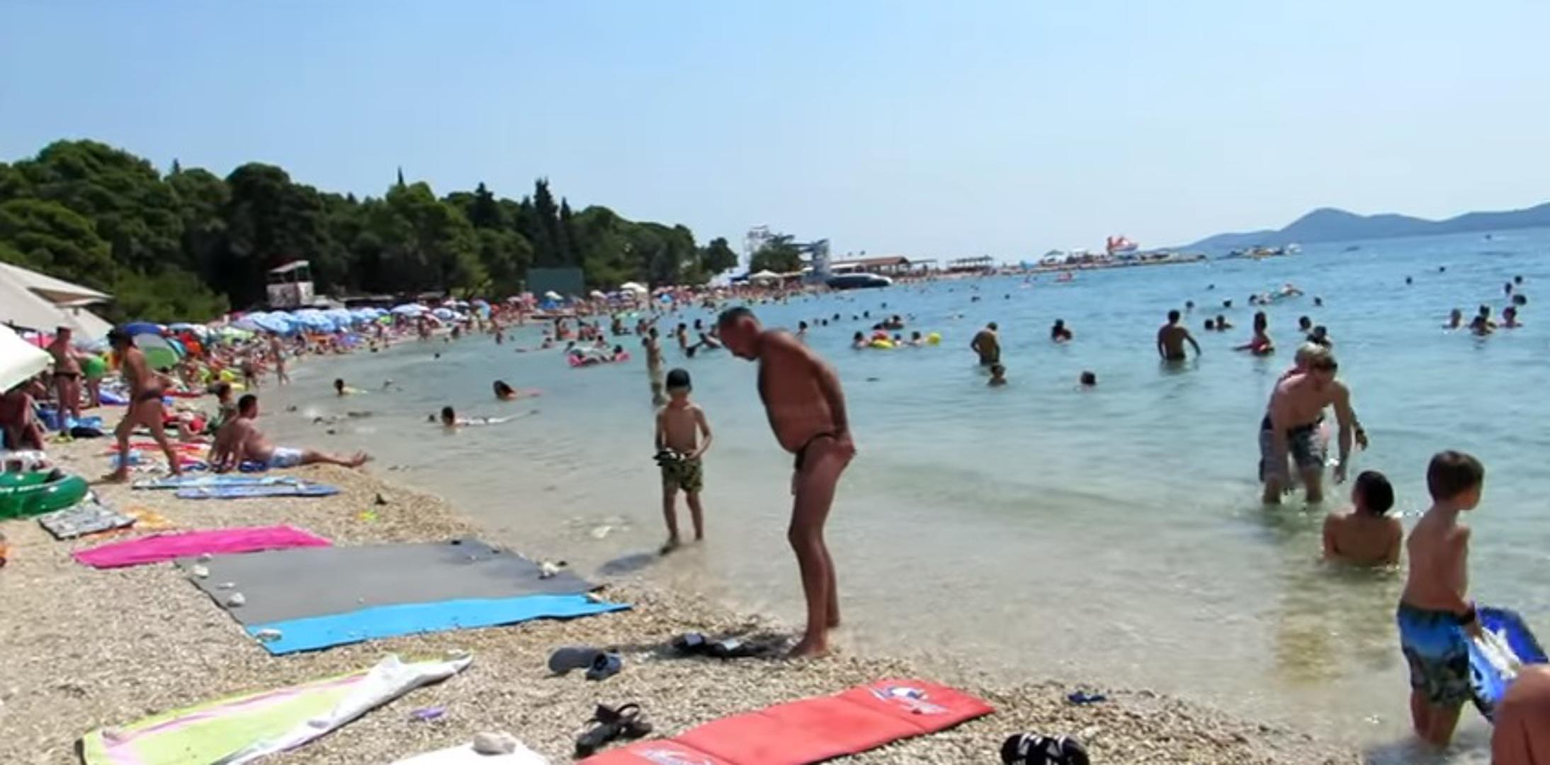 Dražica (Biograd na Moru) 
Šljunčana plaža s blagim ulazom u more duga 300 metara te idealna za djecu. Borova šuma u pozadini pruža prirodni hlad, a brojni dodatni sportski, zabavni ili ugostiteljski sadržaji jamče cjelodnevnu zanimaciju. 
