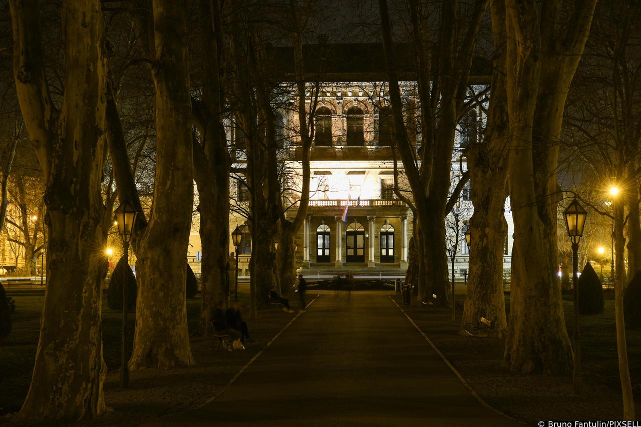 Zagreb: Ugašena rasvjeta na Zrinjevcu u sklopu akcije Sat za planet Zemlju – Earth hour