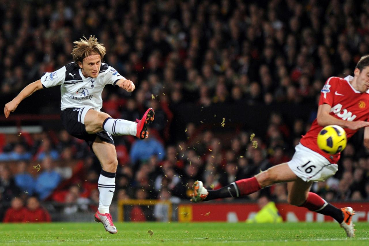 'Tottenham Hotspurs\' Croatian midfielder Luka Modric (L) shoots past Manchester United\'s English midfielder Michael Carrick (R) during the English Premier League football match between Manchester Un