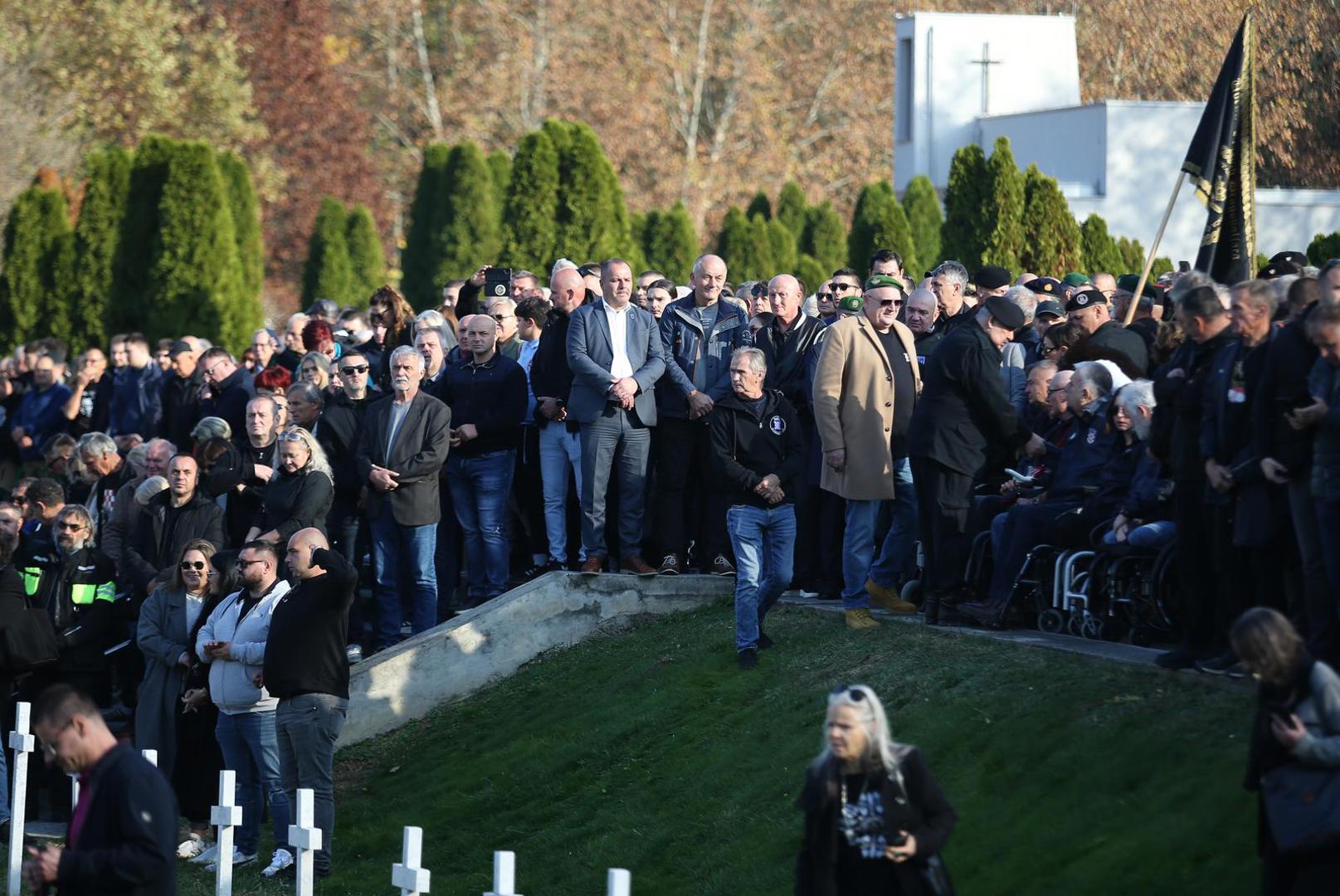 Tisuće ljudi iz cijele Hrvatske okupile su se kako bi odale počast čovjeku koji je životom platio hrvatsku slobodu, a procjene govore o čak 10.000 do 20.000 prisutnih.