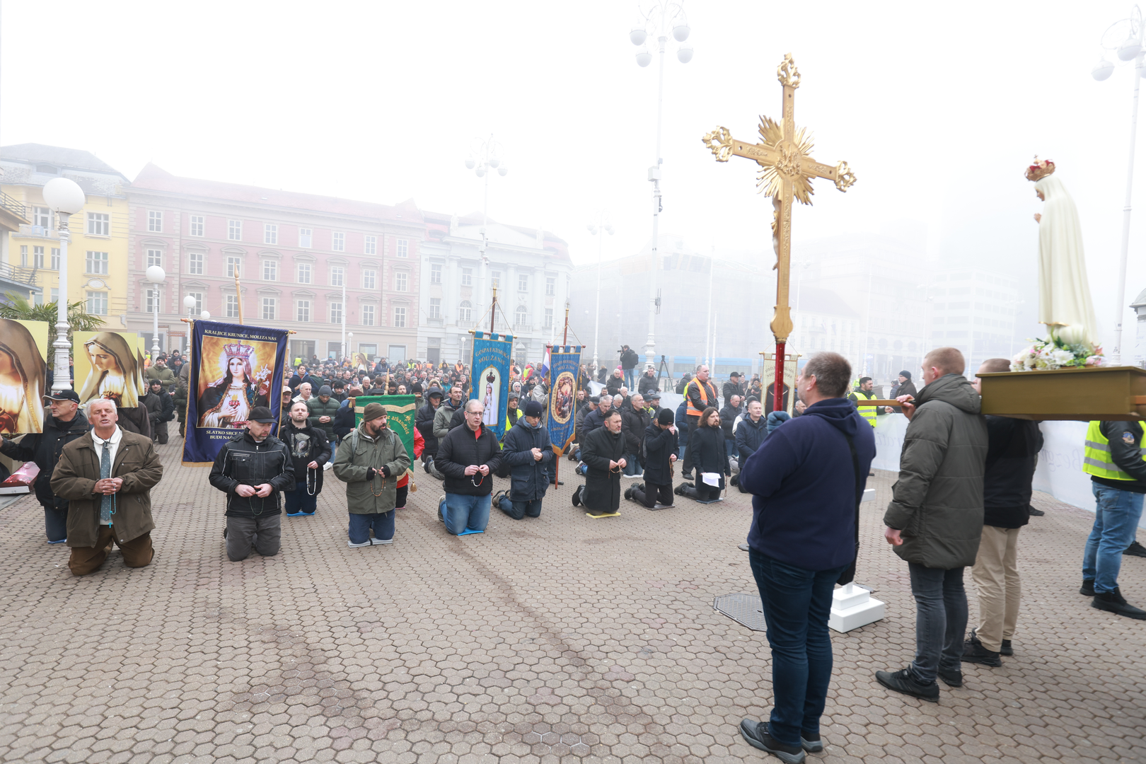 04.03.2023., Zagreb - Molitelji od ranih jutarnjih sati klece na glavnom gradskom Trgu. Docekao ih je kontraprosvjed Tihe mise. Photo: Sanjin Strukic/PIXSELL