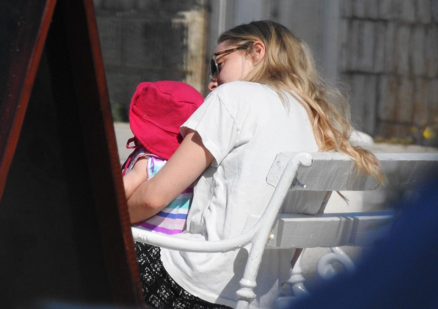 Na Vis je došao i njen suprug glumac Thomas Sadoski te dvije dadilje. 