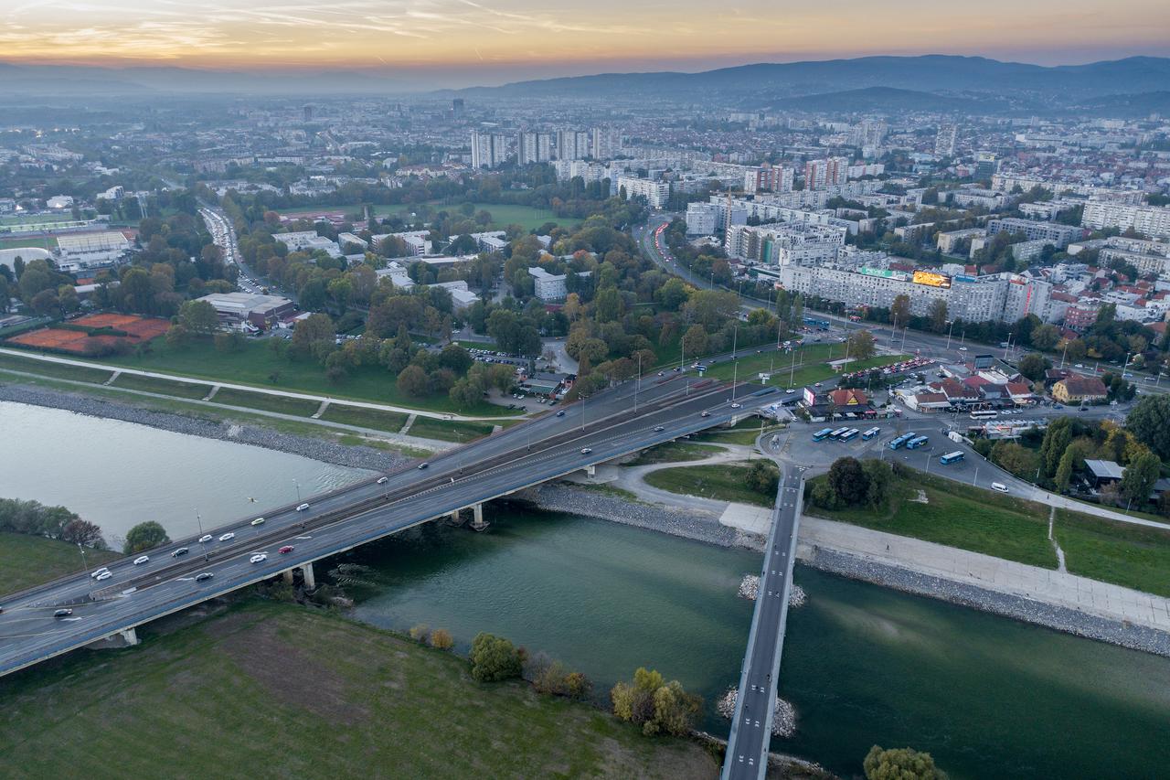 Zagreb: Pogled iz zraka tijekom noći na Hendrixov, Savski i Jadranski most