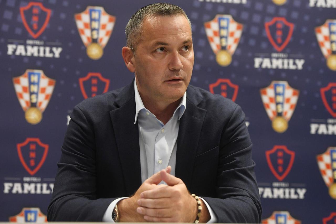 U Vodicama održana sjednica Izvršnog odbora Hrvatskog nogometnog saveza, nakon sjednice izjavu za medije dao Marijan Kustić