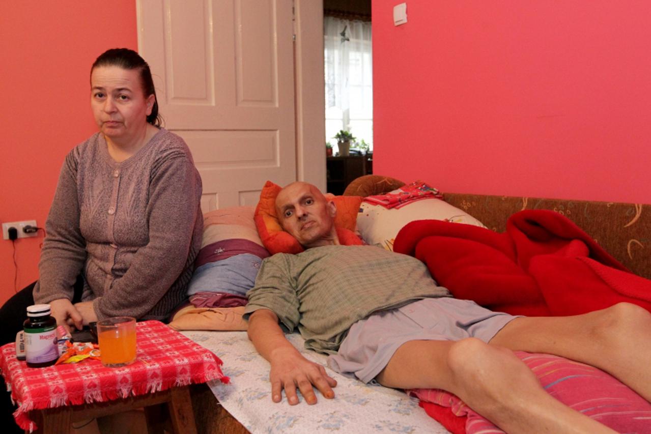 '02.02.2011., Djelekovec - Ivica Potravi sa suprugom Bozicom. Obolio je od karcinoma koji se prosirio po cijelom tijelu i nepokretan je, a vise nema novca za placanje skupih lijekova. Photo: Marijan S