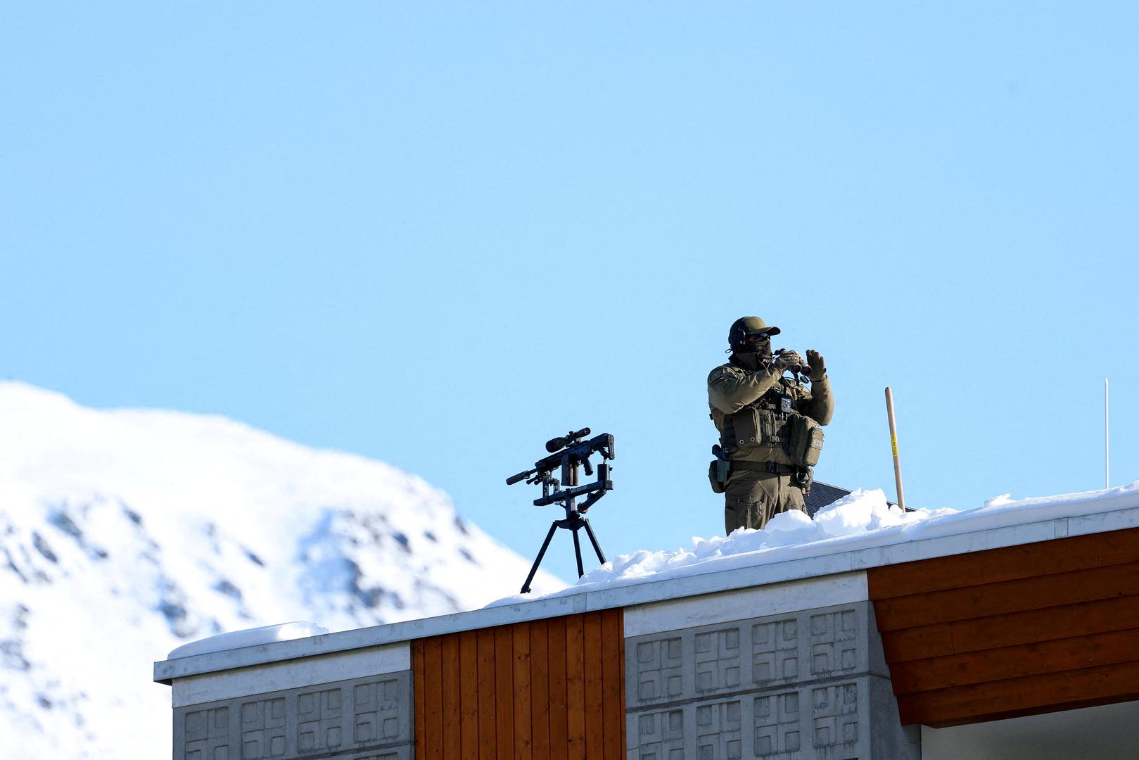 WEF su zasjenili dramatični politički potezi američkog predsjednika, uključujući njegov zahtjev da Sjedinjene Države preuzmu Grenland koji iznosi posljednjih dana. Organizatori WEF-a rekli su da će ove godine prisustvovati preko 3000 izaslanika iz više od 130 zemalja, uključujući 64 čelnika zemalja, posebno onih u razvoju. Na forumu će sudjelovati i hrvatski premijer Andrej Plenković. 