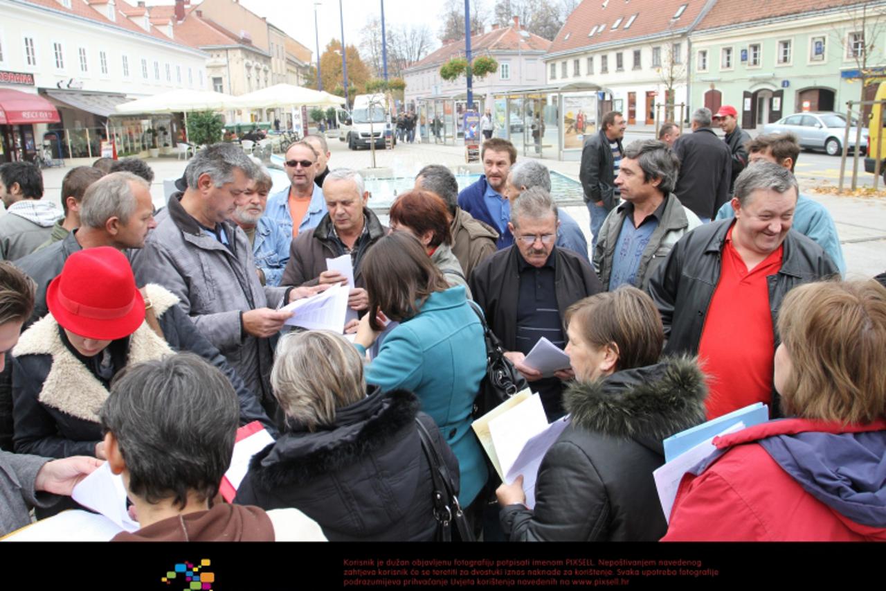 '14.11.2012., Karlovac - Radnicima Incrementuma, nakon otkaza, podijeljene platne liste, i to na ulici, jer je ulaz u tvrtku blokiran. Otkaz je dobilo 60-tak radnika. Photo: Kristina Stedul Fabac/PIXS