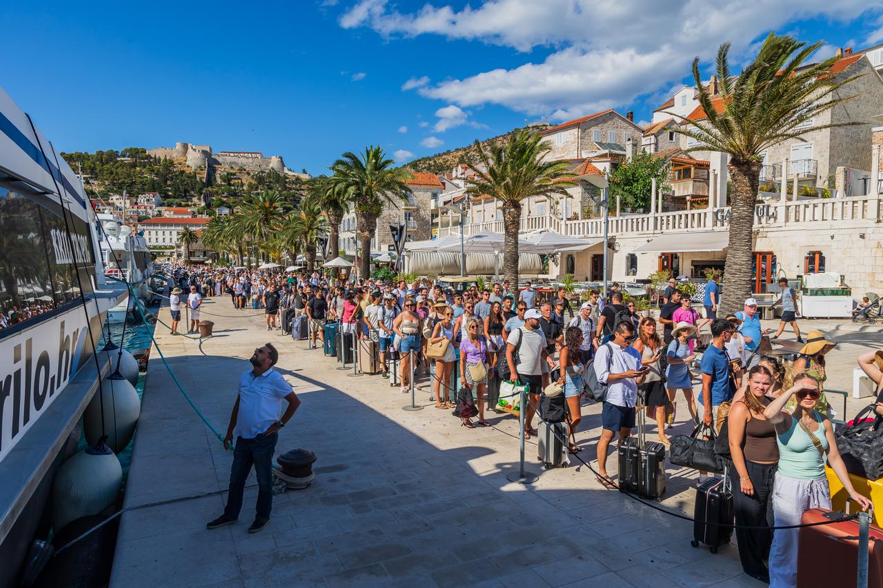 Gužva u gradu Hvaru na ukrcaj i iskrcaj sa katamarana