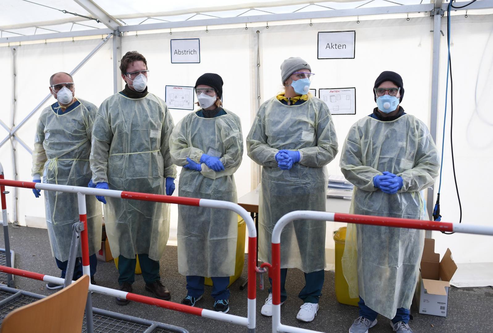 The spread of the coronavirus disease (COVID-19) in Munich Medical employees pose at a special corona test center for public service employees such as police officers, nurses and firefighters during a media presentation as the spread of the coronavirus disease (COVID-19) continues, in Munich, Germany, March 23, 2020. REUTERS/Andreas Gebert ANDREAS GEBERT