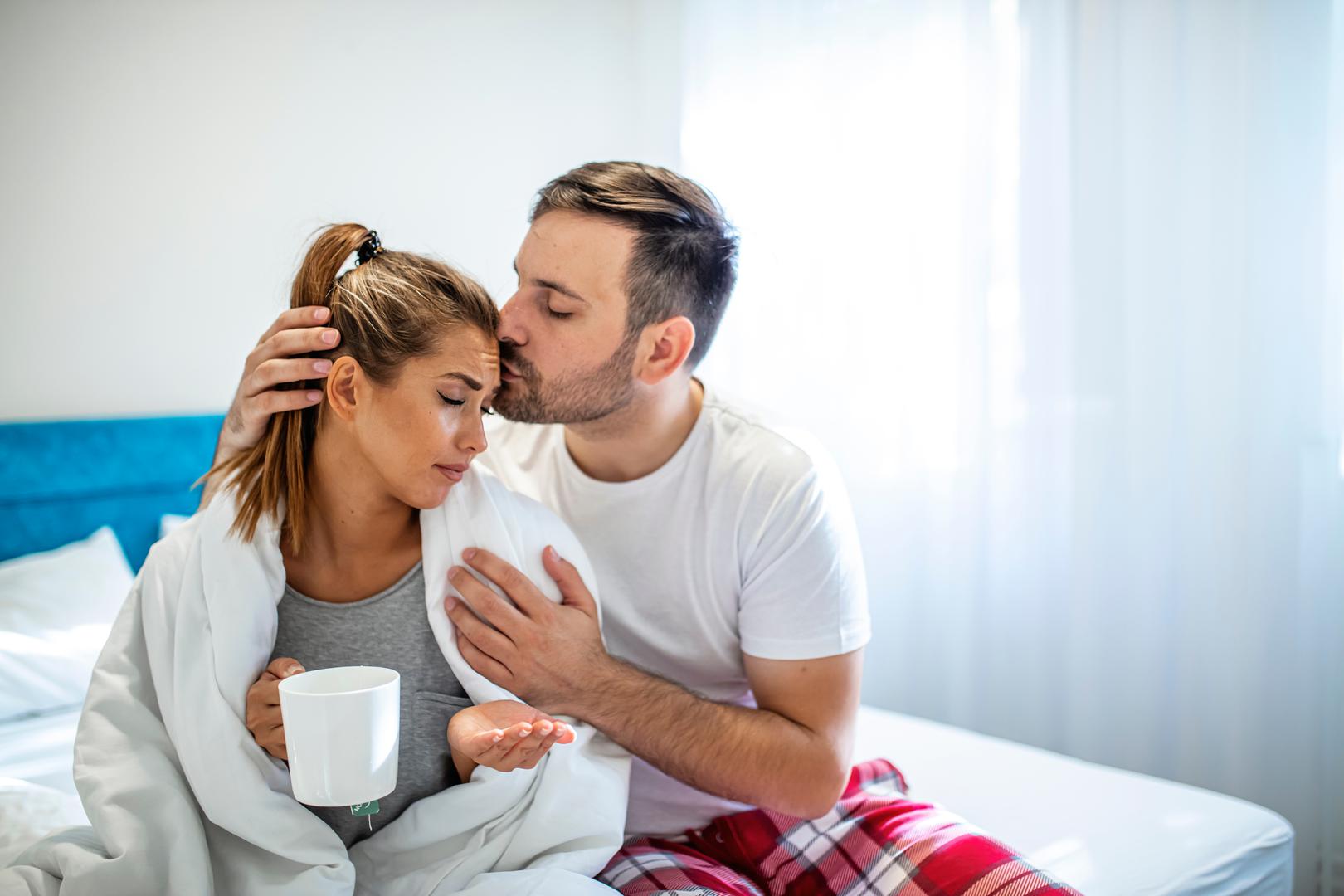 Juha, tablete i seksepil: Tko ne voli da se netko brine o njemu? Primjer je žena koju njezin cimer nije ni najmanje privlačio sve dok nije dobila gripu. Pojavio se na vratima s vrećicom lijekova, njezinom omiljenom čokoladom i domaćom pilećom juhom njegove bake. Do druge noći pod temperaturom, bila je spremna provesti noć s njime. Nije bila stvar u juhi, već u iskazanoj pažnji.