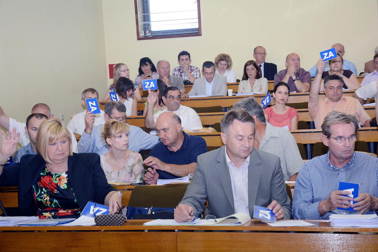 18.07.2014., Sisak - U Gradskoj vijecnici odrzana je sjednica Zupanijske skupstine Sisacko-moslavacke zupanije na kojoj su vijecnici raspravlji o 10-tak tocaka dnevnog reda.