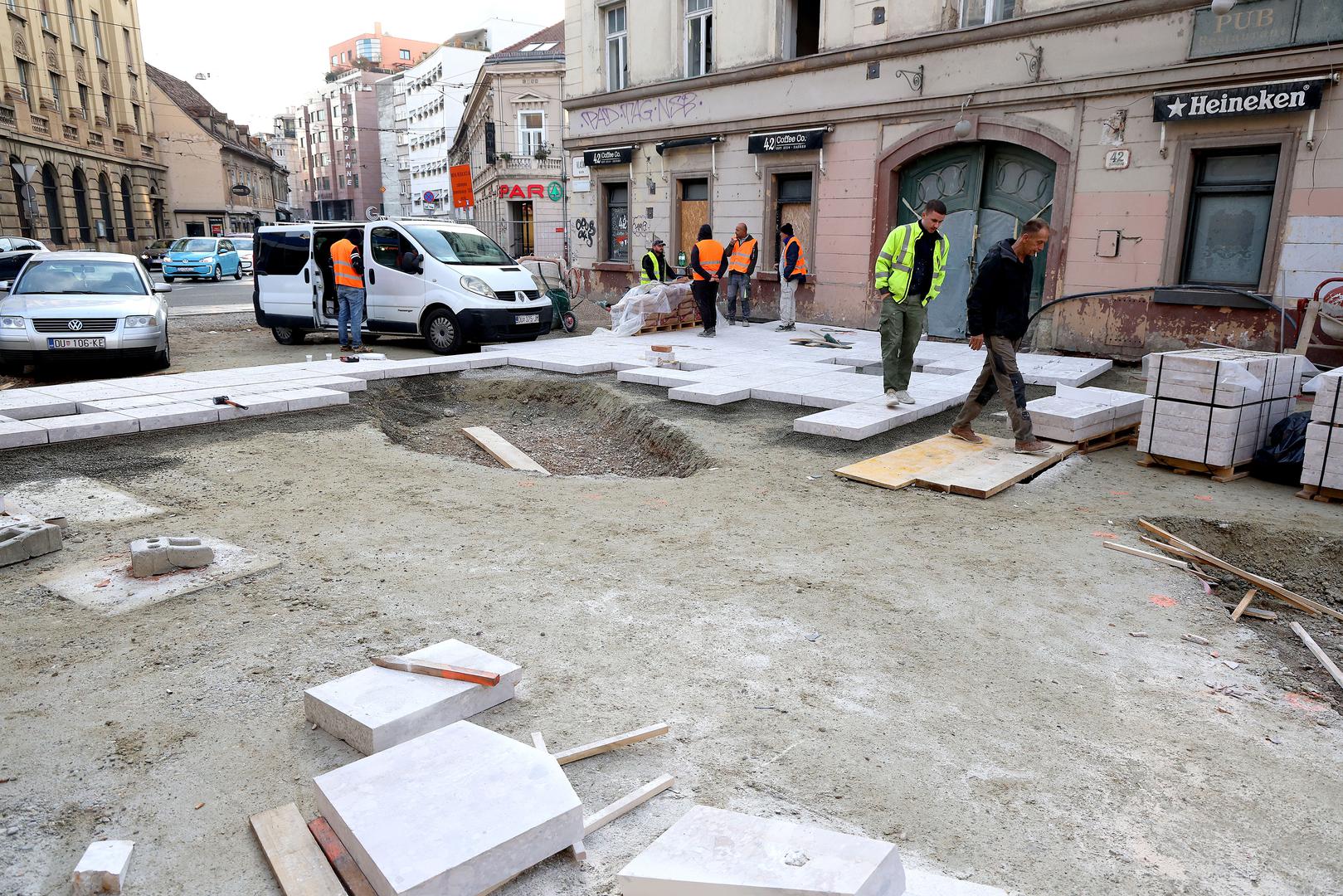 Kamene ploče zamijenit će, tako, postojeći asfalt, a uklonit će se i rubnjaci. Predviđeni su i novi sustav odvodnje, javna rasvjeta, urbana oprema te više zelenila. 