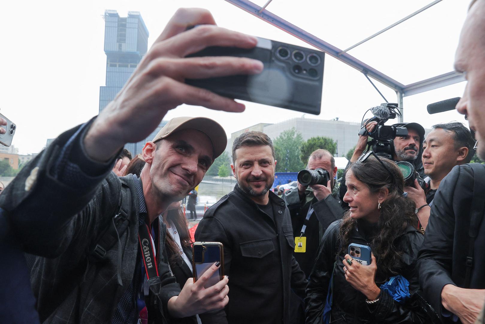 Sastanak na vrhu na temu "Nova Europa u novom svijetu: jedinstvo-suradnja-zajedničko djelovanje" počeo je u petak ujutro plenarnom sjednicom, posvećenoj sigurnosti i zajedničkoj viziji budućnosti Europe. Nakon toga rasprava se nastavlja na tri okrugla stola