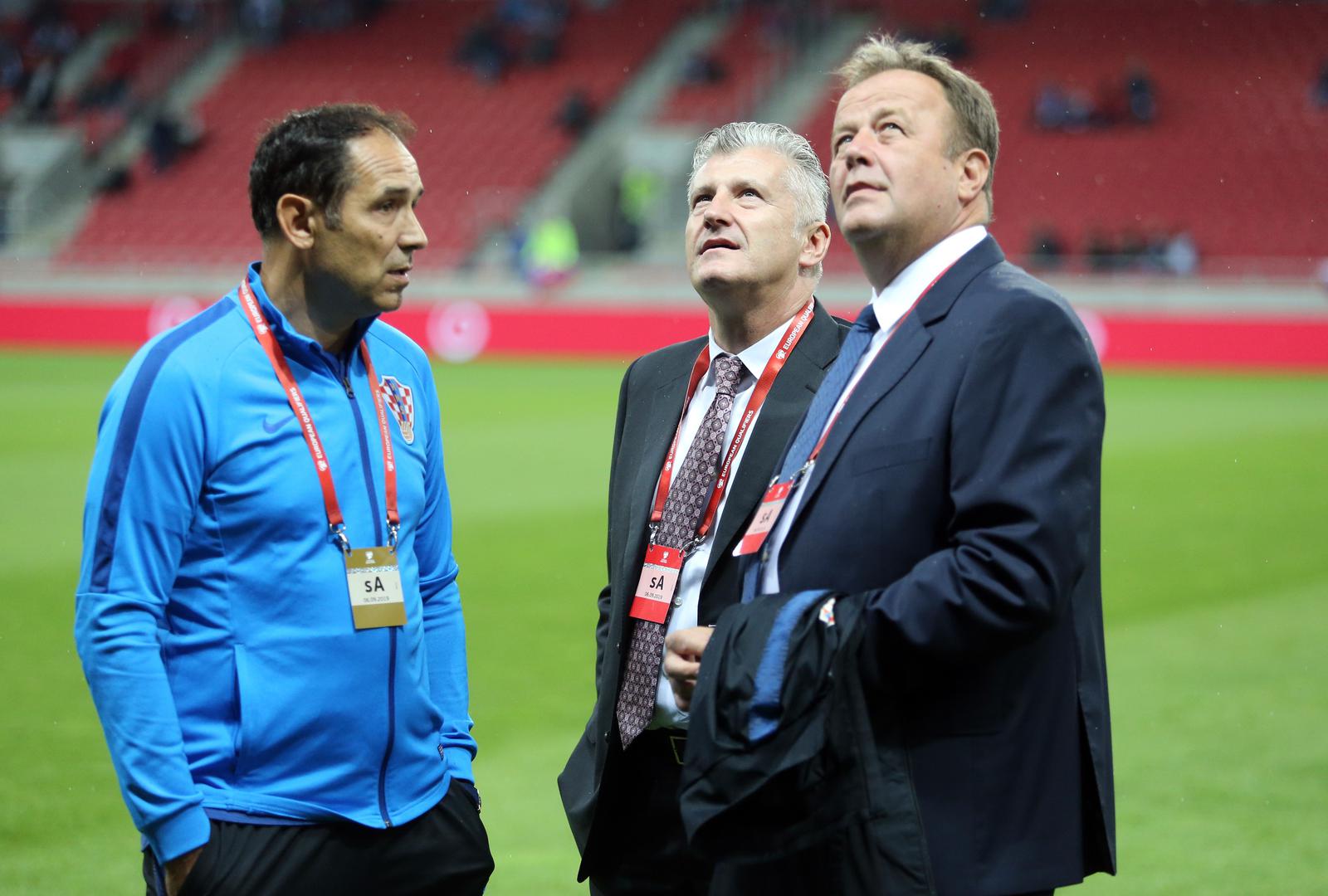 Zanimljivo, u sklopu stadiona nalazi se shopping centar s kino dvoranama, nekoliko restorana i fan shop.