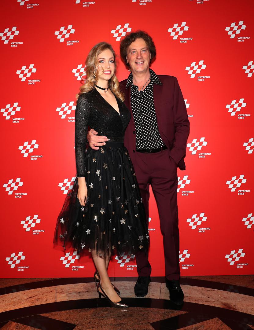 Za zabavno-glazbeni program tijekom donatorske akcije pobrinula su se neka od najvećih imena hrvatske glazbene scene i mladi glazbenici iz popularne emisije A strana. Nina Badrić, Petar Grašo, Giuliano, Jelena Rozga, Matija Cvek, Antonela Đinđić, Vjekoslav Ključarić i Eni Jurišić uz svoje najpopularnije hitove izvodili su i najdraže pjesme Vatrenih.