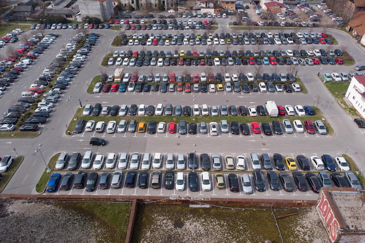 Zagreb: Pogled iz zraka na staru ruševnu zgradu Paromlina