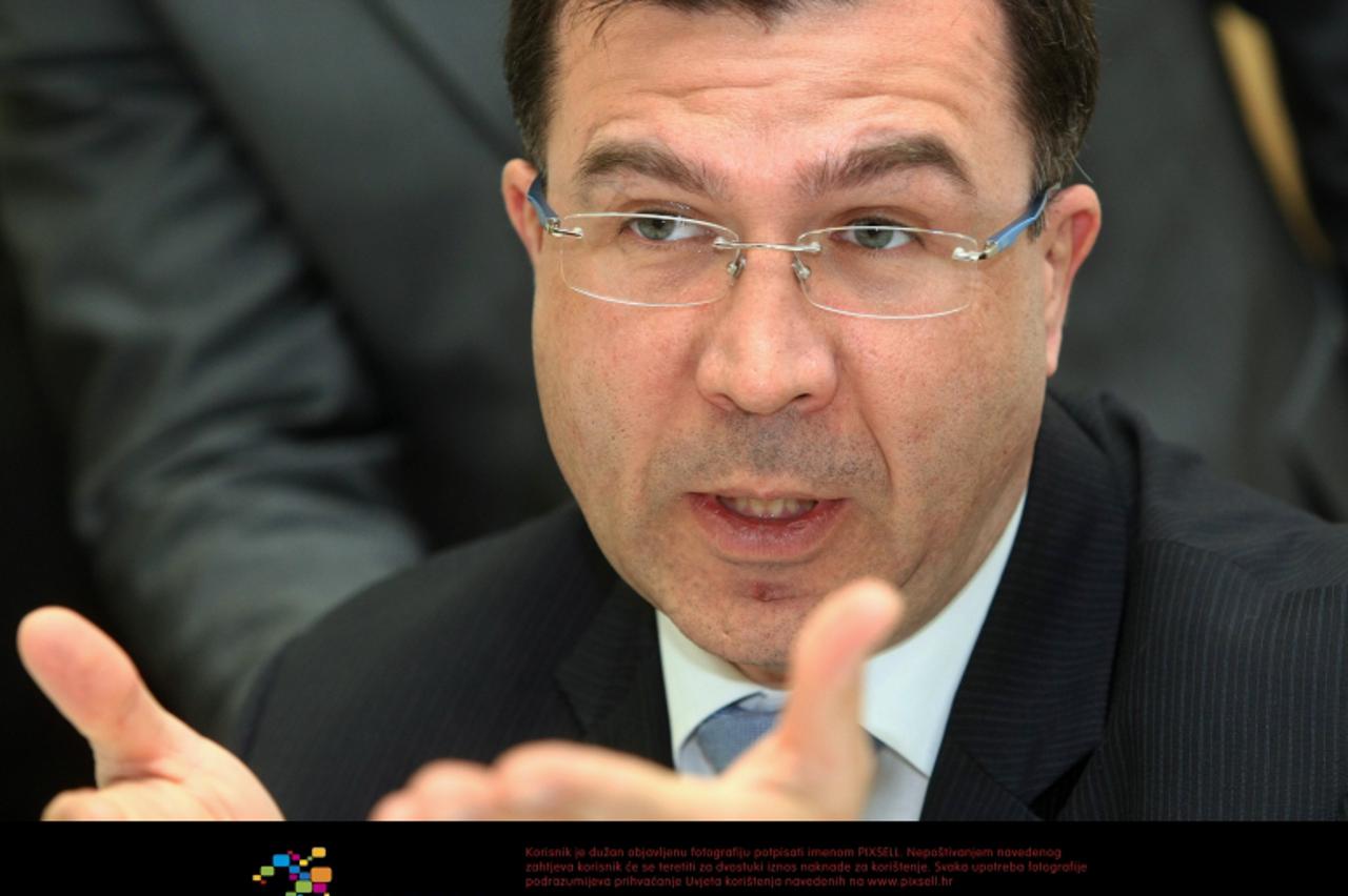 '18.04.2011., hotel Antunovic, Zagrebacka avenija 100a, Zagre - Potpredsjednik Vlade za investicije Domagoj Ivan Milosevic susreo se na radnom rucku s predstavnicima Hrvatske udruge poslodavaca. Razgo