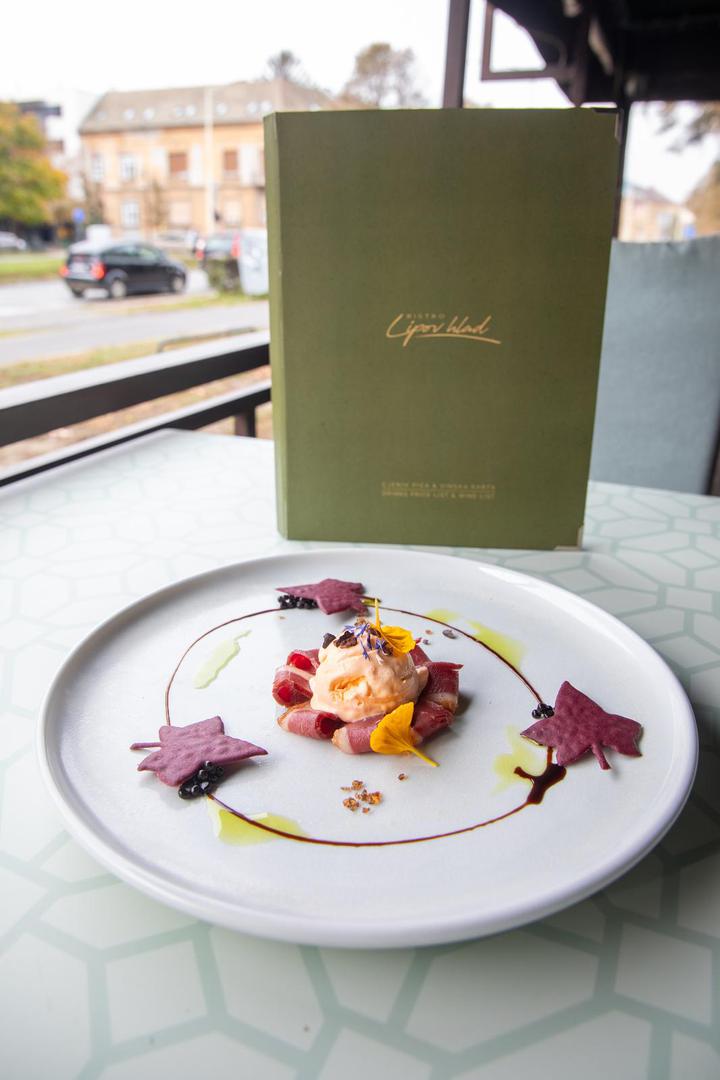 24.10.2022.,  Osijek - ​Restoran Lipov hlad, chef Ivan Dukic i njegov sladoled od narance sa chiliem i dimljena patka Photo: Borna jaksic/PIXSELL