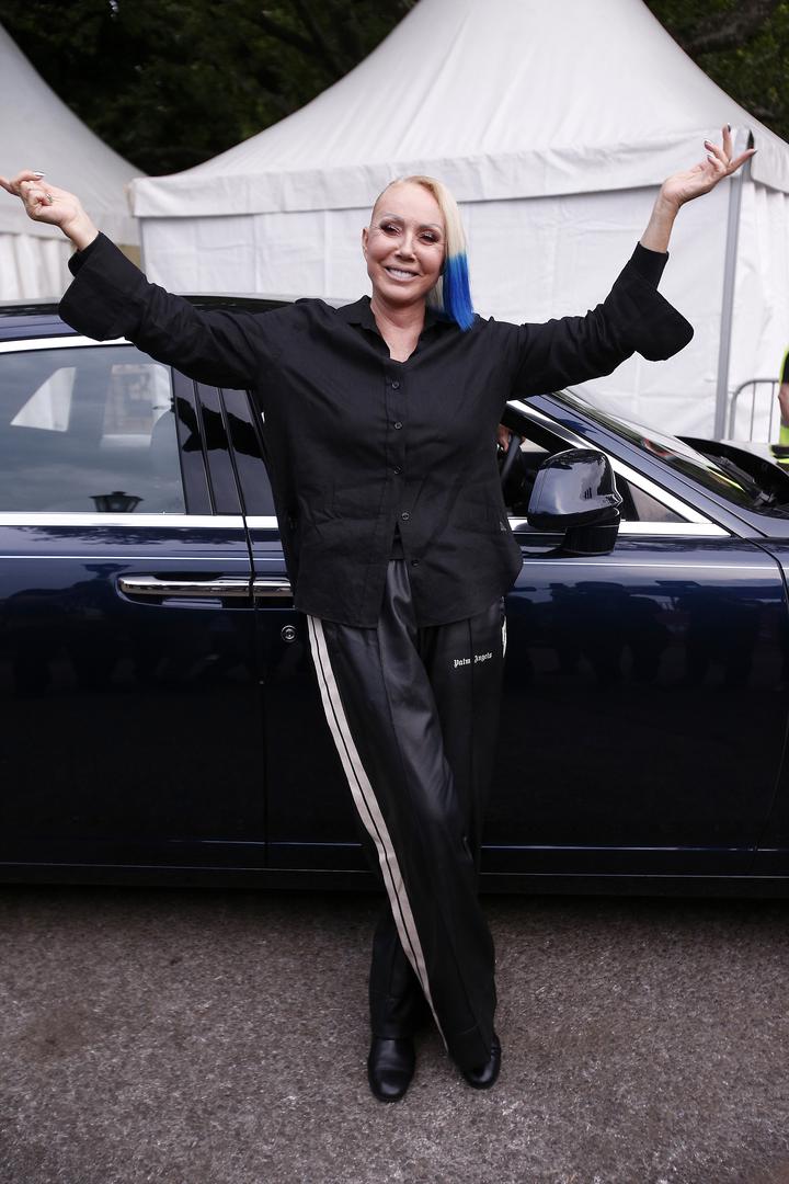 Kroz taj period Brena je gradila svoj zaštitni izgled: plava kosa, duge noge, kombinacija folk i pop estetike koja je bila “novo” na estradi tadašnje Jugoslavije