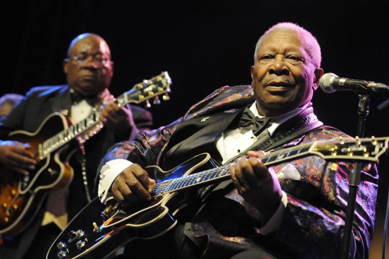 'US blues legend BB King performs on stage during his \'\'One more time\'\' tour on July 15, 2009 in Prague. AFP PHOTO / MICHAL CIZEK'