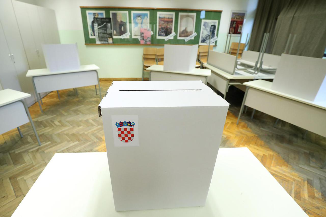 Zagreb: Gra?ani izlaze na birališta izabrati svoje zastupnike u Europski parlament