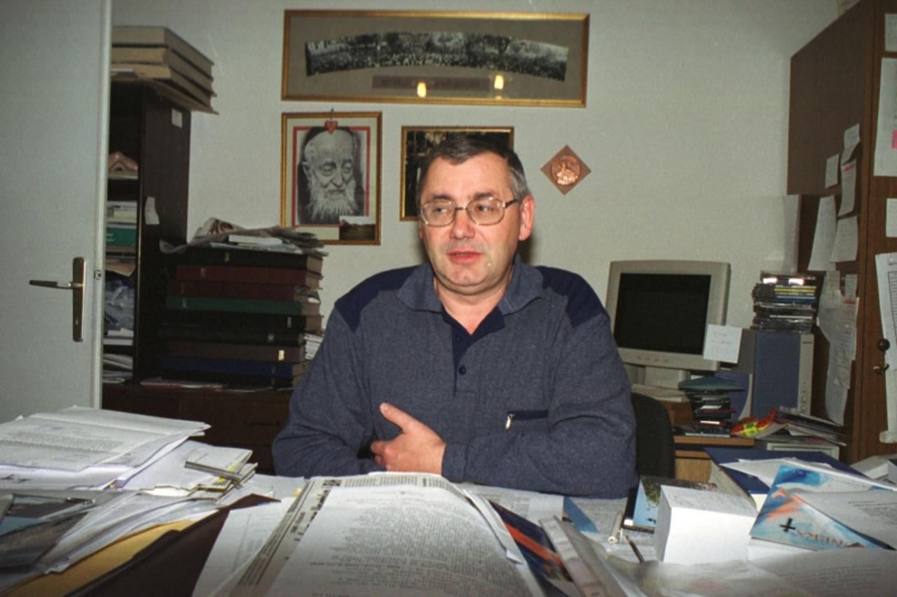 'revija....zgb-06.09.2001. gl. urednik glasa koncila-miklenic snimio mladen pobi'