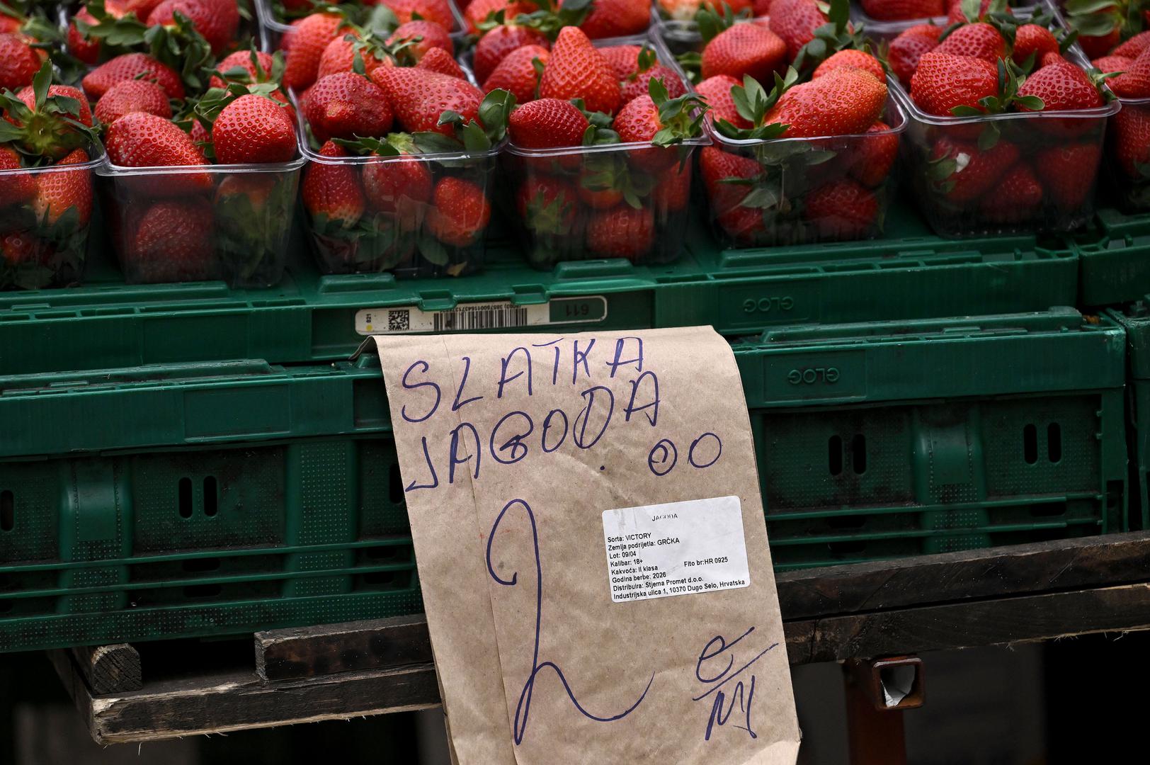 U svibnju prošle godine cijena je s početnih 4-5 eura mjerice vrgoračke jagode pala na 2,50 do 3,50 eura, a prodavači su tada kao razlog naveli činjenicu da se na tržnicama više ne mogu naći one grčke.