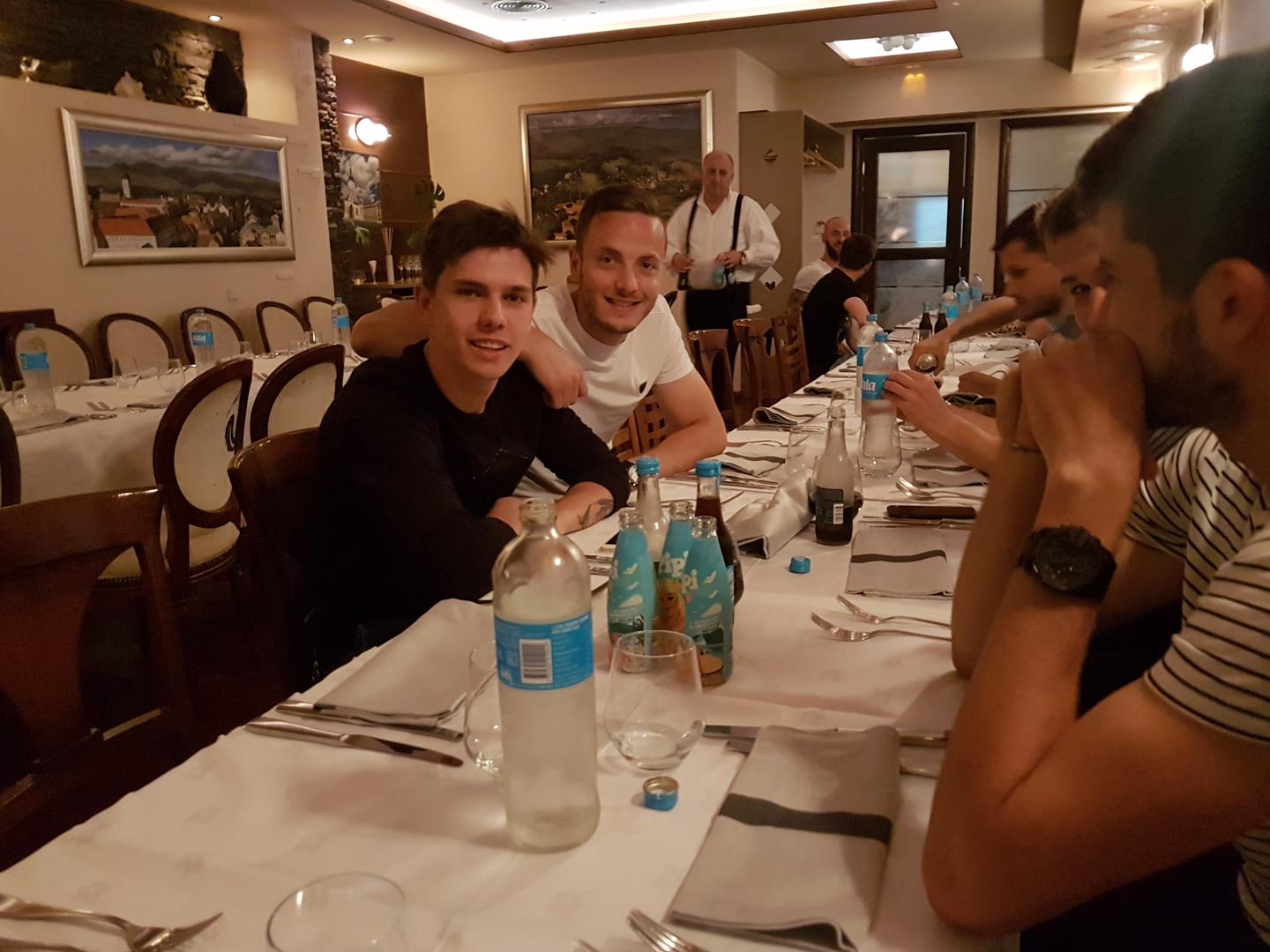 Druženje u zagrebačkom restoranu Baltazar proteklo je u opuštajućim i optimističnim tonovima te poslužilo za još jednu dozu samopouzdanja igračima, poručuju iz Dinama