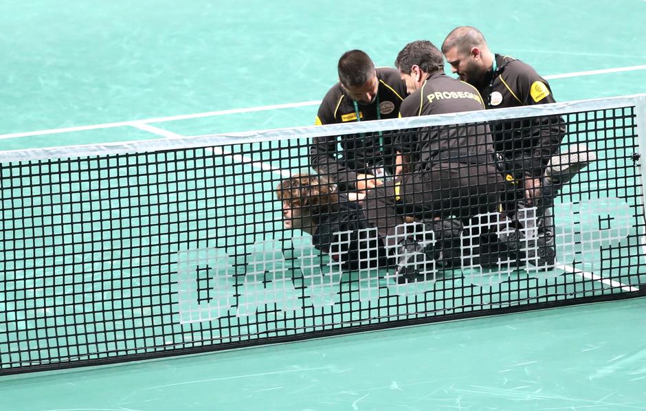 Aktivisti prekinuli Ćorićev meč u Davis Cupu: Vezali se za mrežu