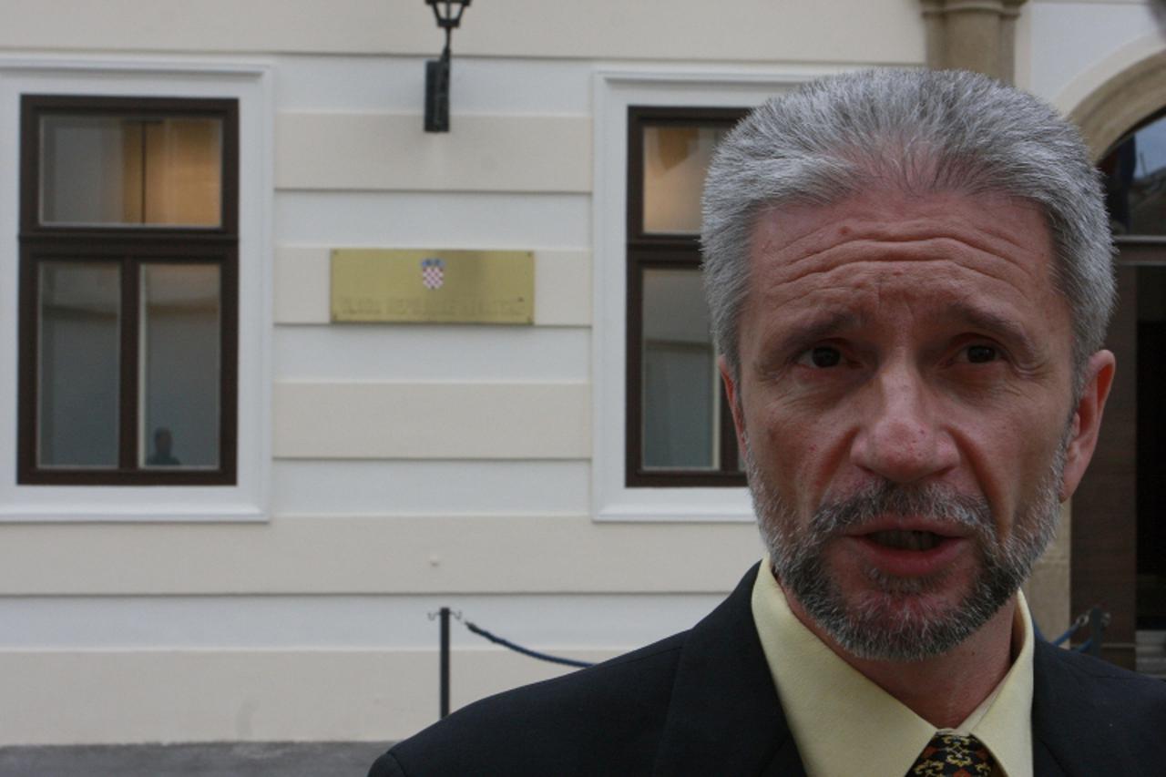 \'10.07.2009., zagreb, u banskim dvorima odrzale su se konzultacije o planiranom drugom rebalansu proracuna izmedju predstavnika vlade, sindikata i poslodavaca. kresimir sever daje izjavu novinarima n