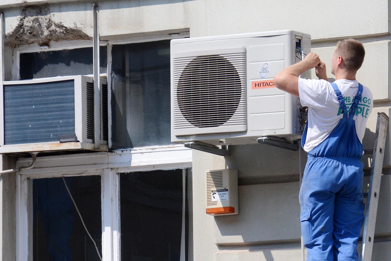 Sisak: Montaža klima ure?aja na zgradi u kojoj se nalazi poslovnica Hrvatske pošte