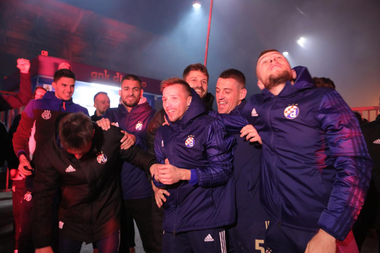 Nogometaši Dinama  nakon velike pobjede pozdravili navijače 
