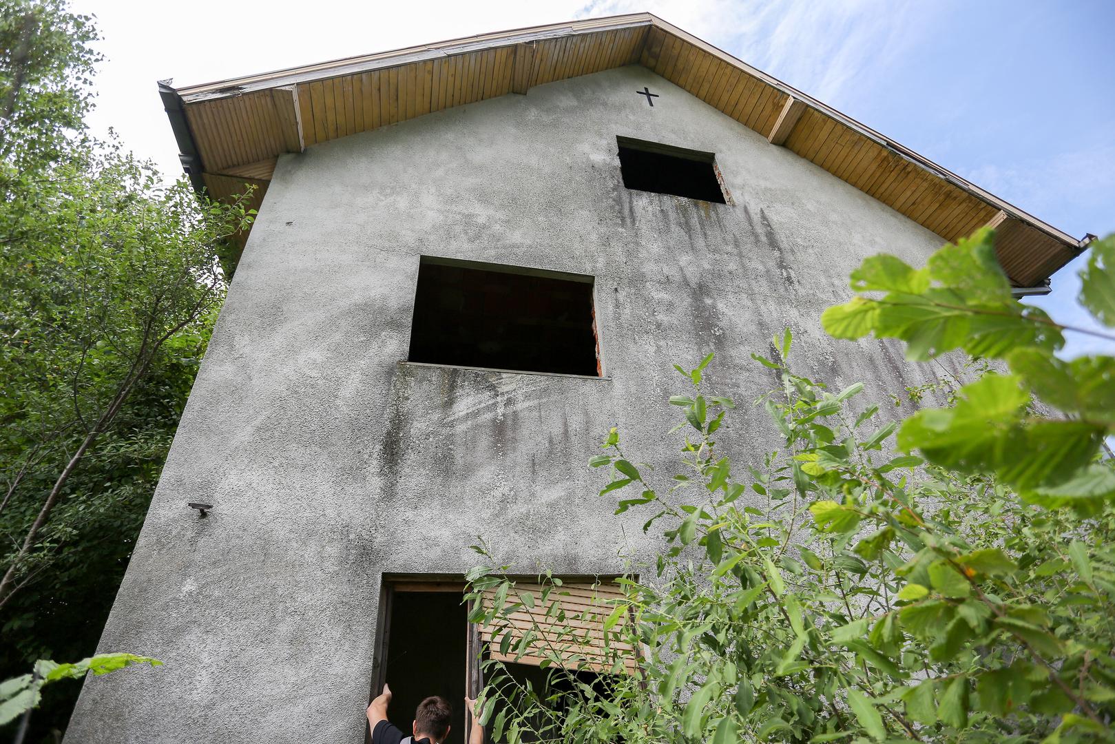 U malom naselju Škrinjari, u općini Sveti Ivan Žabno u Koprivničko-križevačkoj županiji, nalazi se kuća koju već godinama prate priče o navodnim paranormalnim pojavama. 