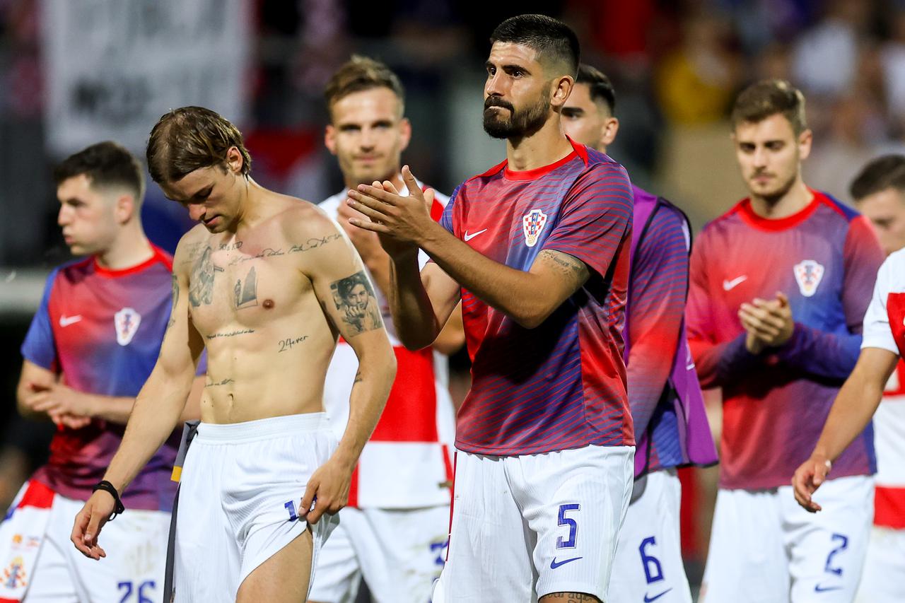 Zagrijavanje nogometaša uoči početka utakmice 30. kola SuperSport HNL-a između Hajduka i Osijeka