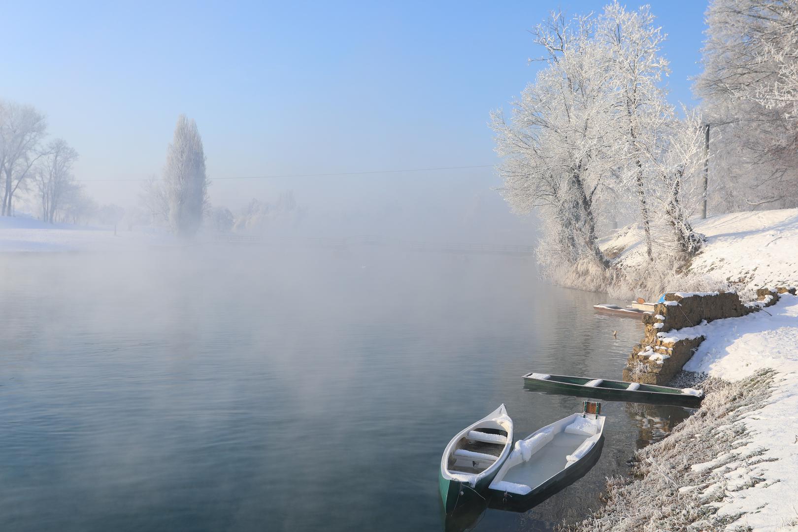  U Karlovcu je temperatura i do podneva bila ispod ništice, i to -2.5°C. Ipak, nastavilo se sunčano i vedro vrijeme. 