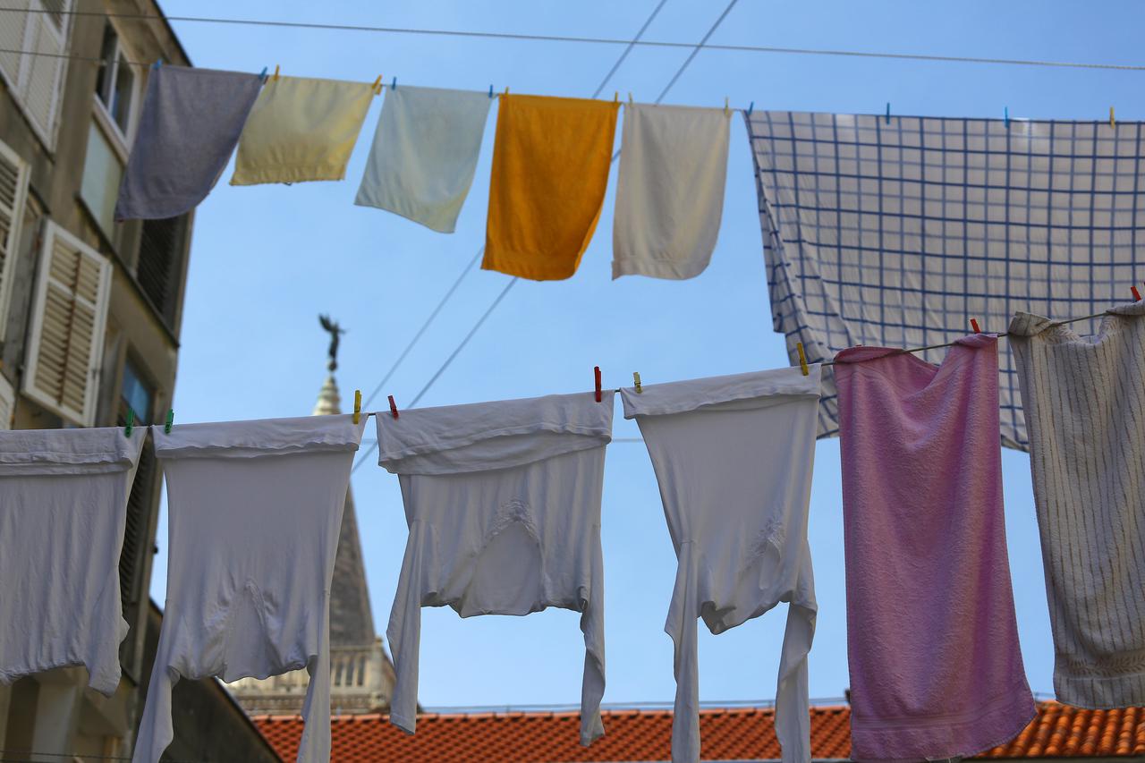 Zadar: Nakon višednevnih kiša užad za sušenje robe puna odjeće suše se na suncu
