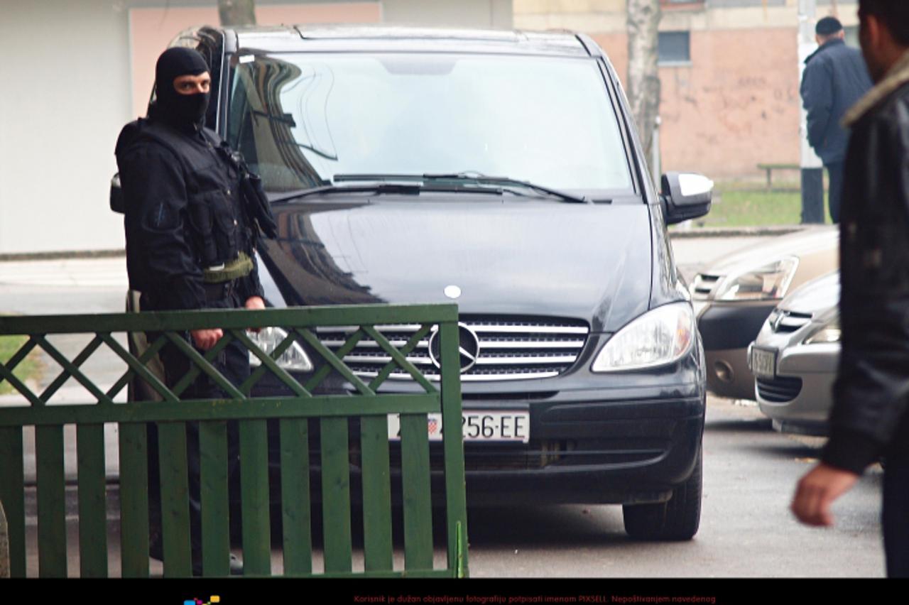 '22.12.2010., Zagreb - Specijalna policija s dugim cijevima ispred zgrade u Papovoj ulici na Staroj Kneziji.  Photo: Tomislav Miletic/PIXSELL'