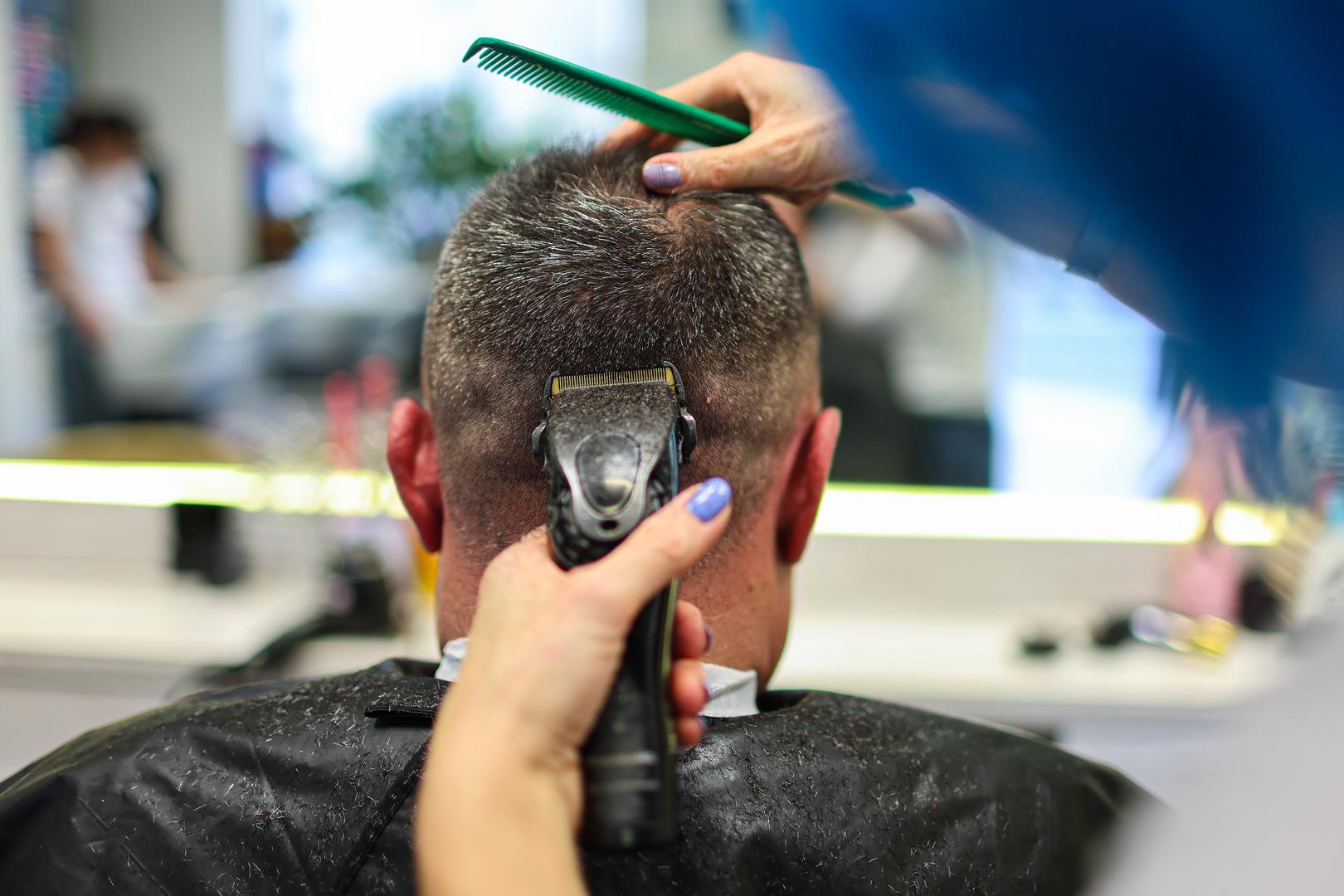 Što se pak pojedinačnih zanimanja tiče, najpotplaćeniji radnici u Hrvatskoj su frizeri, s prosječna 803 eura, spremačice s 844, šivači s 849, krojači s 872 te zaštitari s 883 eura.