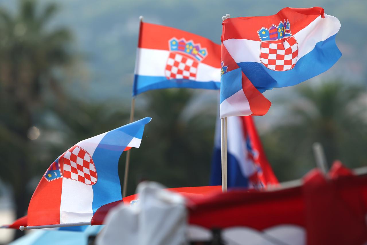 05.08.2015., Split - Na Dan pobjede i domovinske zahvalnosti u centru grada na standovima moze se naci povecana ponuda hrvatskih zastava svih velicina. Photo: Sanjin Strukic/PIXSELL