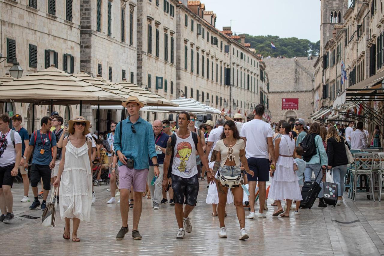 Dubrovnik: Turisti u šetnji starom gradskom jezgrom