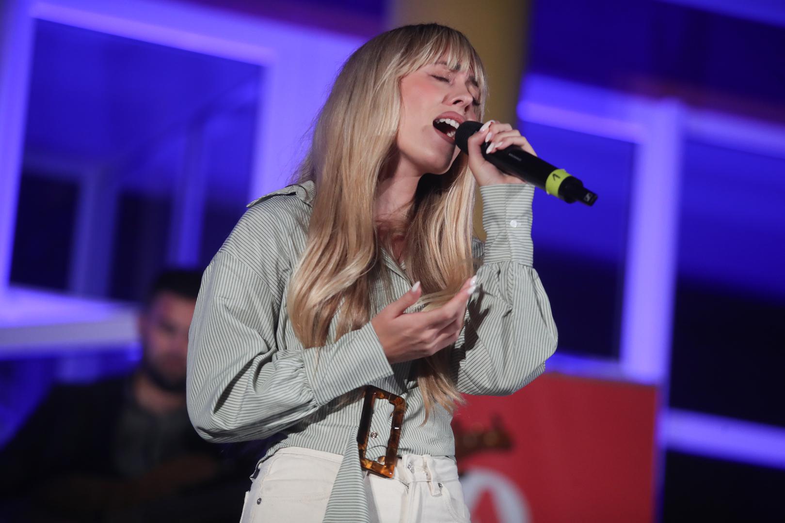 Kada je riječ o privatnom životu, prethodno je bila u dugogodišnjoj vezi s nogometašem Ivanom Ćalušićem. Nakon prekida, novu ljubav pronašla je s nogometašem Markom Čovom, s kojim je vezu potvrdila 2024. godine.