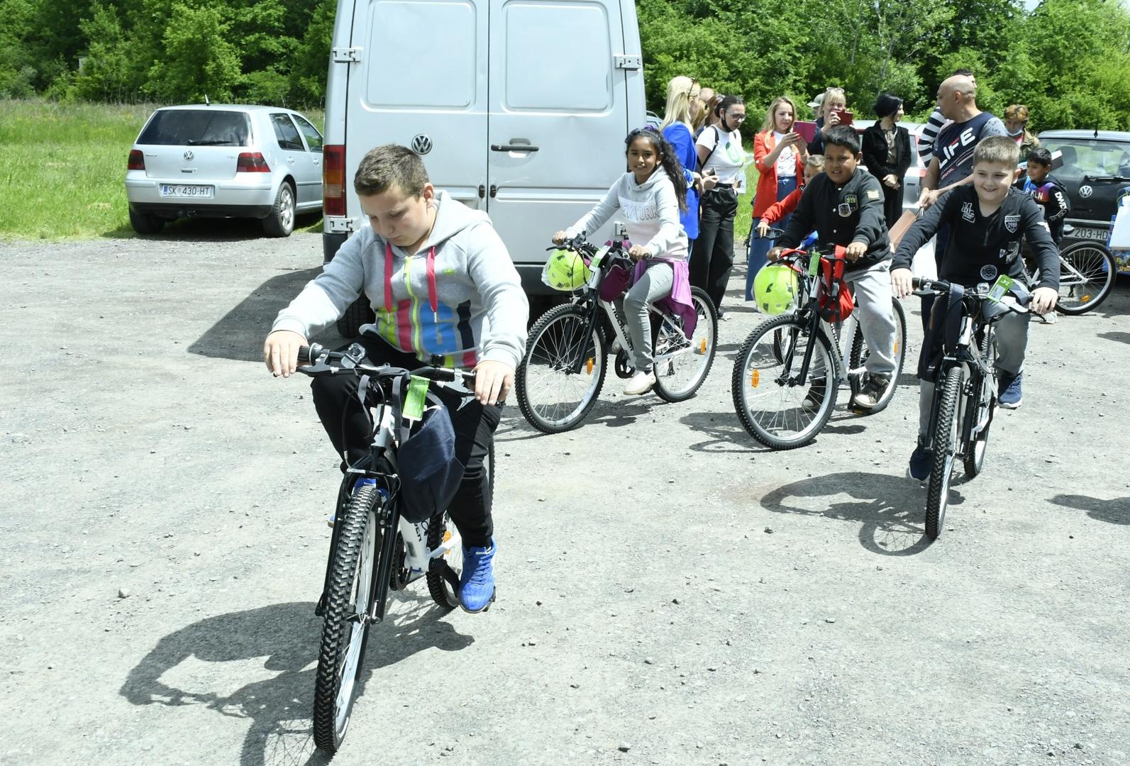 31.05.2021.,Glina,selo Maja - Ucenici zagrebacke Prve gimnazije proveli su humanitarnu akciju Kap dobrote za djecu iz podrucnih skola Gline (OS Maja i OS Vidusevac). Cilj je bio sakupiti sredstva i osigurati ucenicima prijevoz do skole jer se nalaze u ruralnim podrucjima koja su dodatno ugrozena potresom. Ovom idejom spojili su bicikliranje (projekt BUS - Biciklom u skolu koji su pokrenuli prije nekoliko godina u Prvoj), odrzivi razvoj i humanitarni rad koji u skoli njeguju. Osigurano je 27 bicikala i 1 tricikl za dijete s cerebralnom paralizom te kompletna biciklisticka oprema koji su dostavljeni u OS Maja.Photo: Nikola Cutuk/PIXSELL