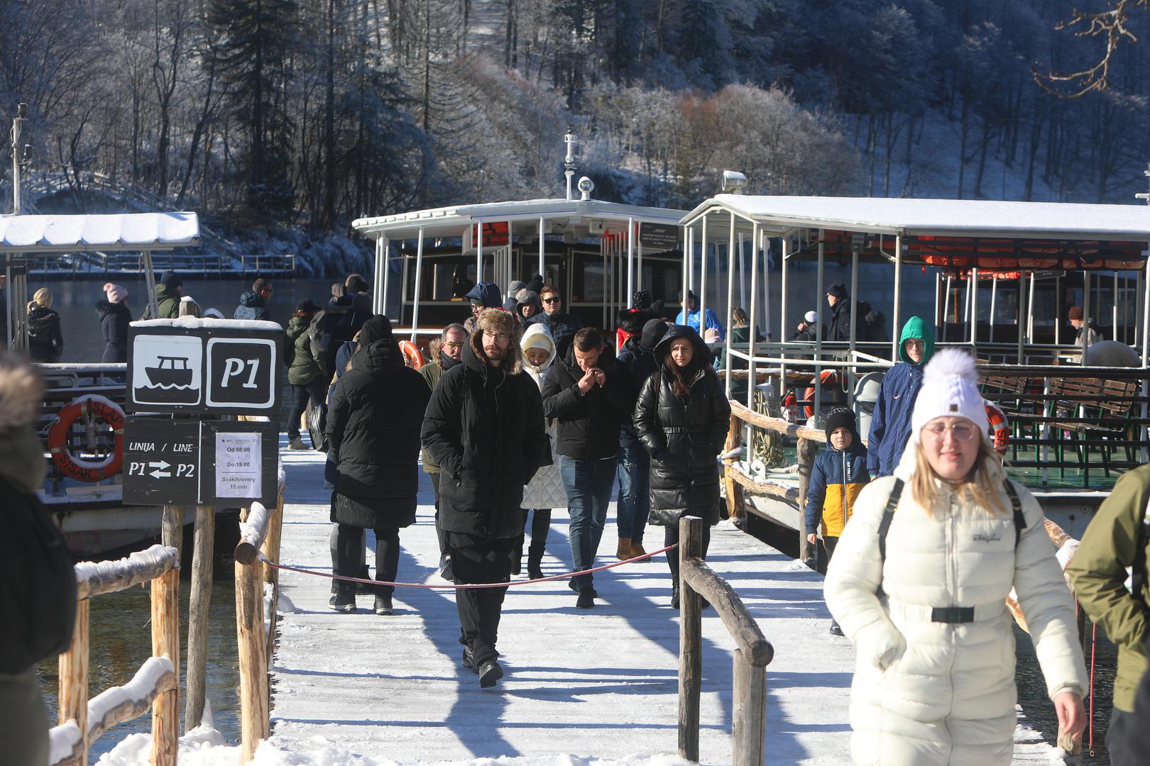 13.01.2024., Plitvicka jezera - Snijeg i debeli minusi zaledili su slapove na Plitvickim jezerima koji mame uzdahe brojnih posjetitelja. Photo: Kristina Stedul Fabac/PIXSELL