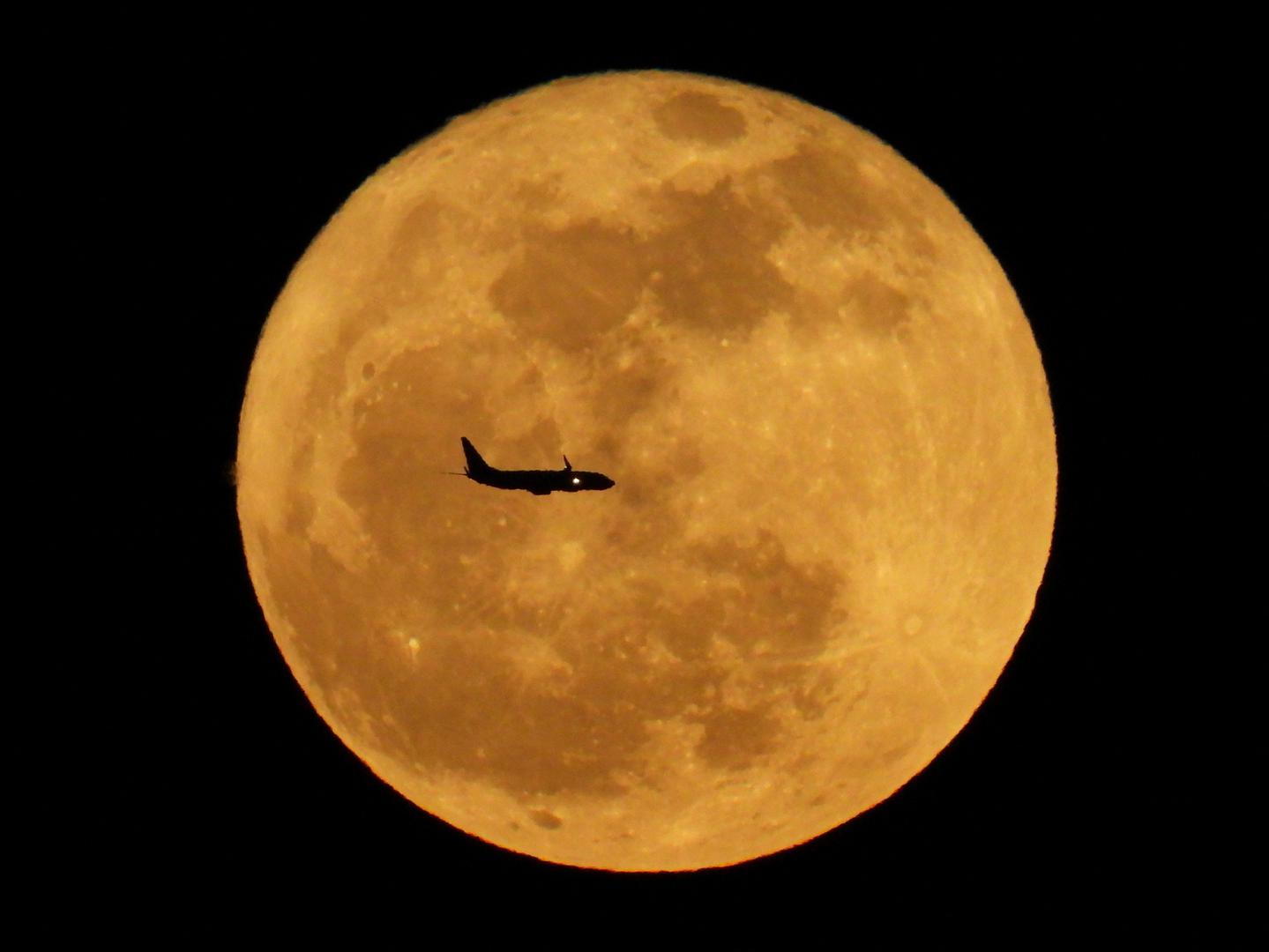 Međutim, ovaj puni Mjesec inače se naziva i 'Cvjetnim Mjesecom' i to zato što je vidljiv u proljeće, u svibnju. 

