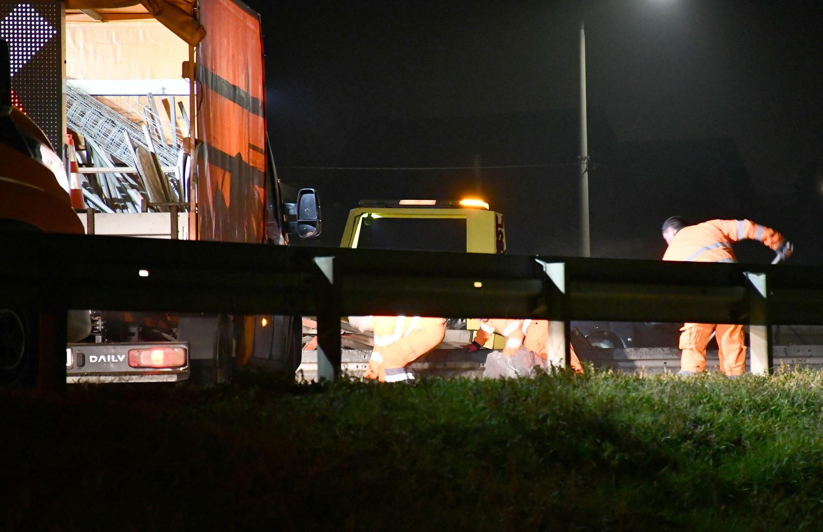 Od 21:50 sati se promet južnim trakom preusmjeravao na izlaz Slavonski Brod zapad, a o nesreći je izvijestio i Hrvatski autoklub koji ije kazao kako je na autocesti A3 Bregana-Lipovac između čvorova Slavonski Brod zapad i Slavonski Brod istok u smjeru Lipovca obustavljen promet.