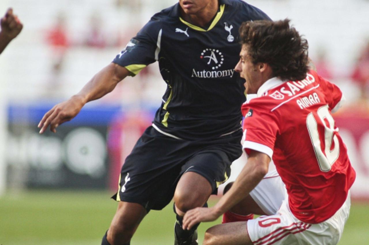 'Benfica\'s Pablo Aimar (R) vies with Tottenham\'s Jermaine Jenas (L) during their Eusebio Cup football match at Luz Stadium in Lisbon on August 3, 2010. AFP PHOTO / JOAO SANTOS'