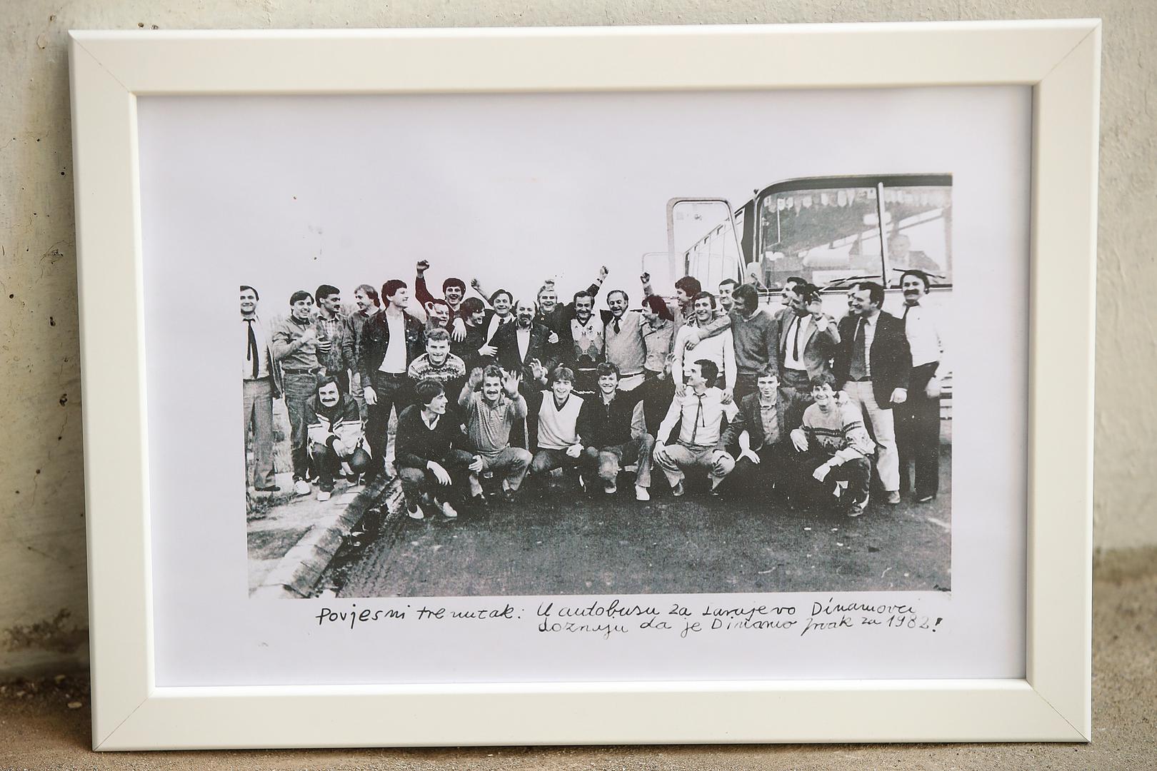 Dinamovi nogometaši matematički su osigurali naslov prvaka 25. travnja 1982., kada su po povratku iz Niša, s utakmice s Radničkim koju su izgubili 0:3, saznali da je Crvena zvezda poražena u Osijeku 0:2. To su proslavili na jednom od odmorišta uz autocestu