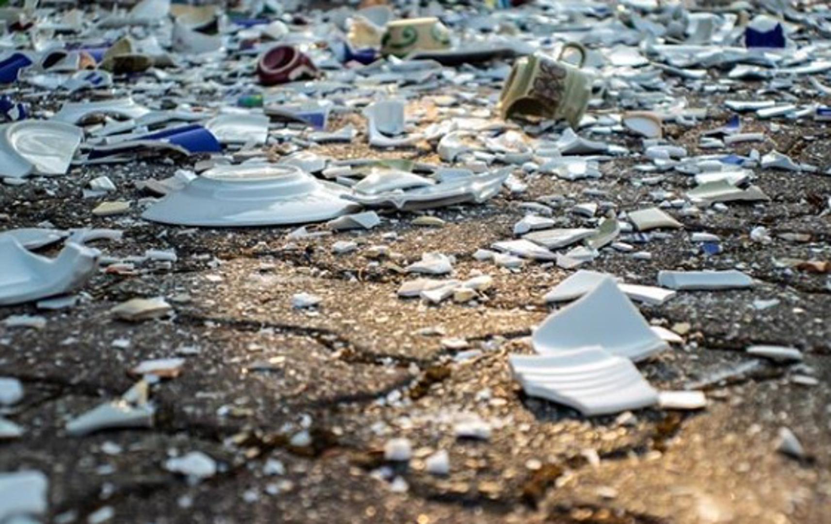 Ako se zateknete na vjenčanju u Njemačkoj moglo bi vas iznenaditi kada nastupi običaj  razbijanja posuđa. To je poznato kao polterabend, a posuđe razbijaju uzvanici nakon čega novovjenčani par mora počistiti nered. Njihov prvi zadatak u bračnom životu "test" je zajedničkog rješavanja problema i timskog rada, a vjeruje se da će mladencima donijeti i sreću u budućem životu. 