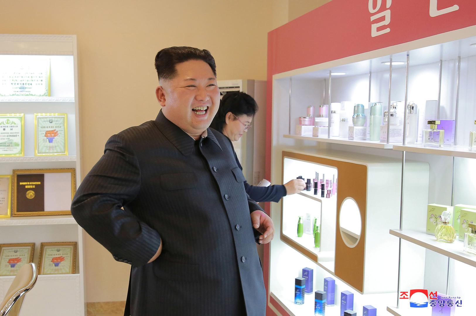 Sjevernokorejski diktator Kim Jong-Un odmorio se od stalnog verbalnog  sukoba s SAD-om u tvornici kozmetike u Pjongjangu.