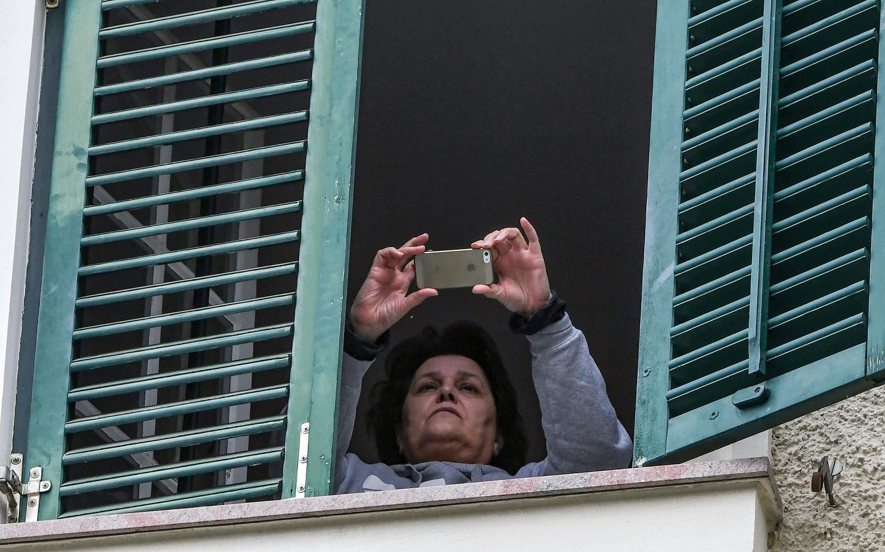 Mirjana Sanader s prozora je fotografirala novinare.